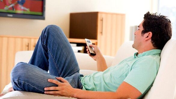 L'uomo guarda la TV