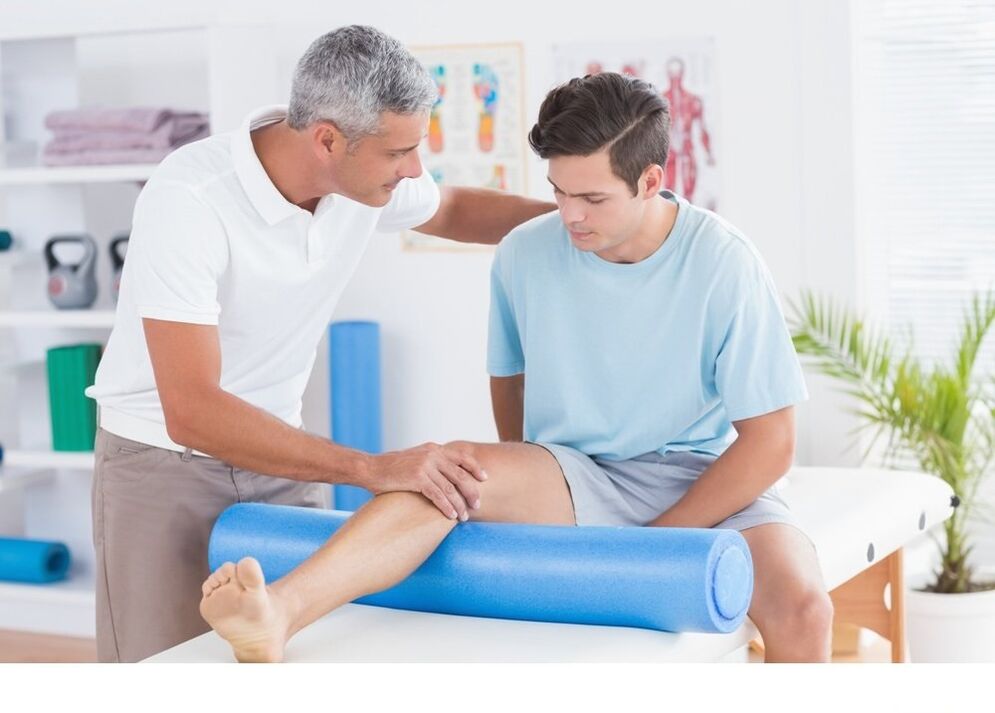 Un medico con un'artrosi delle gambe